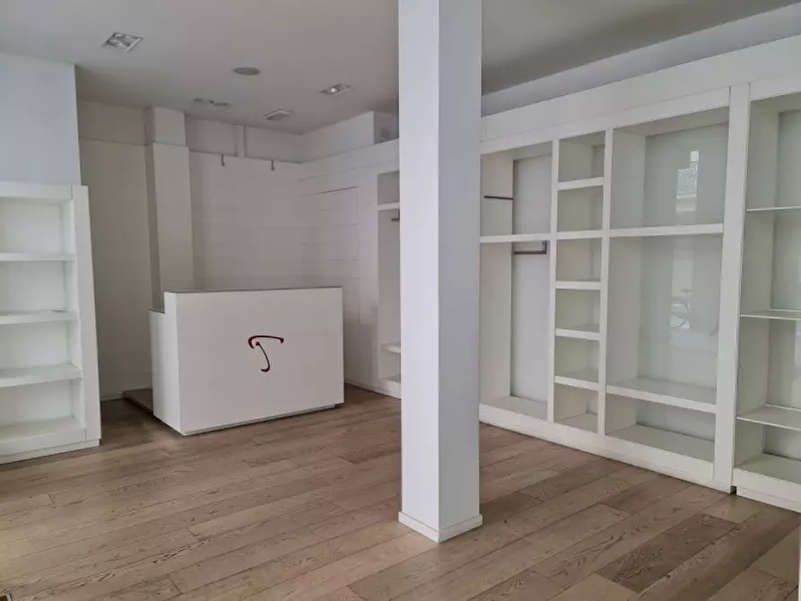 Immagine 1 di Negozio in vendita  a Rovigo