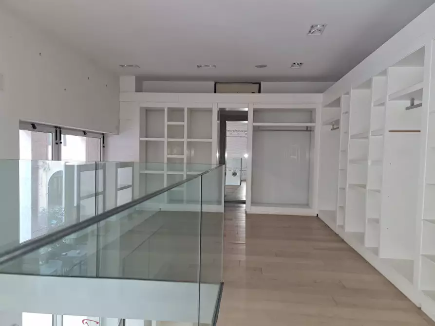 Immagine 2 di Negozio in vendita  a Rovigo