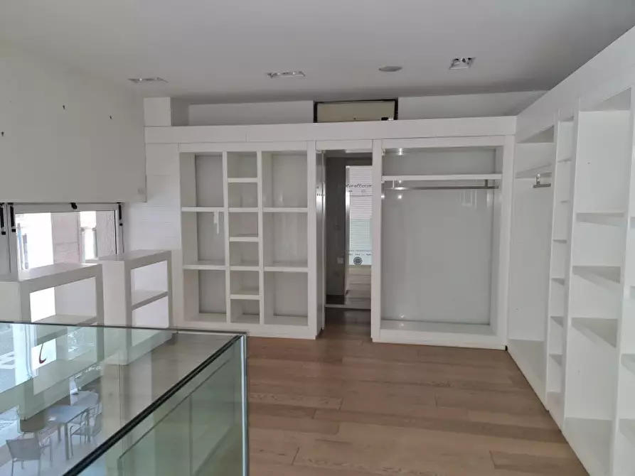 Immagine 3 di Negozio in vendita  a Rovigo