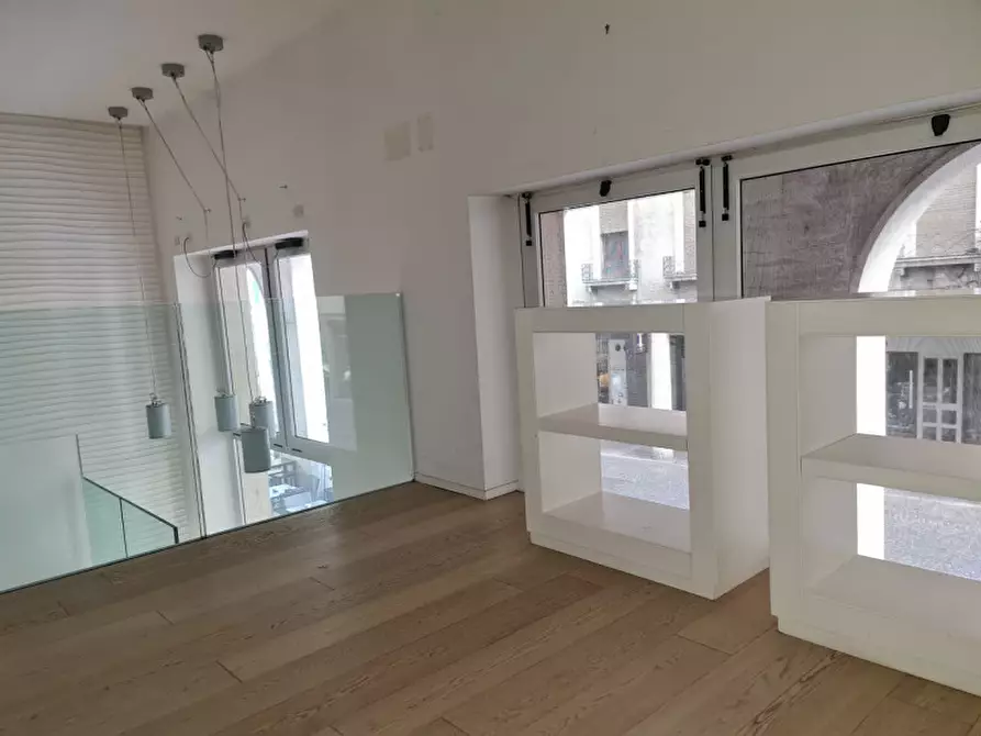 Immagine 4 di Negozio in vendita  a Rovigo