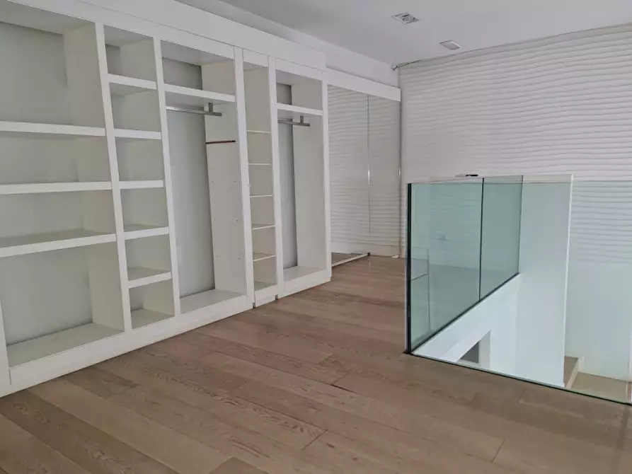 Immagine 5 di Negozio in vendita  a Rovigo