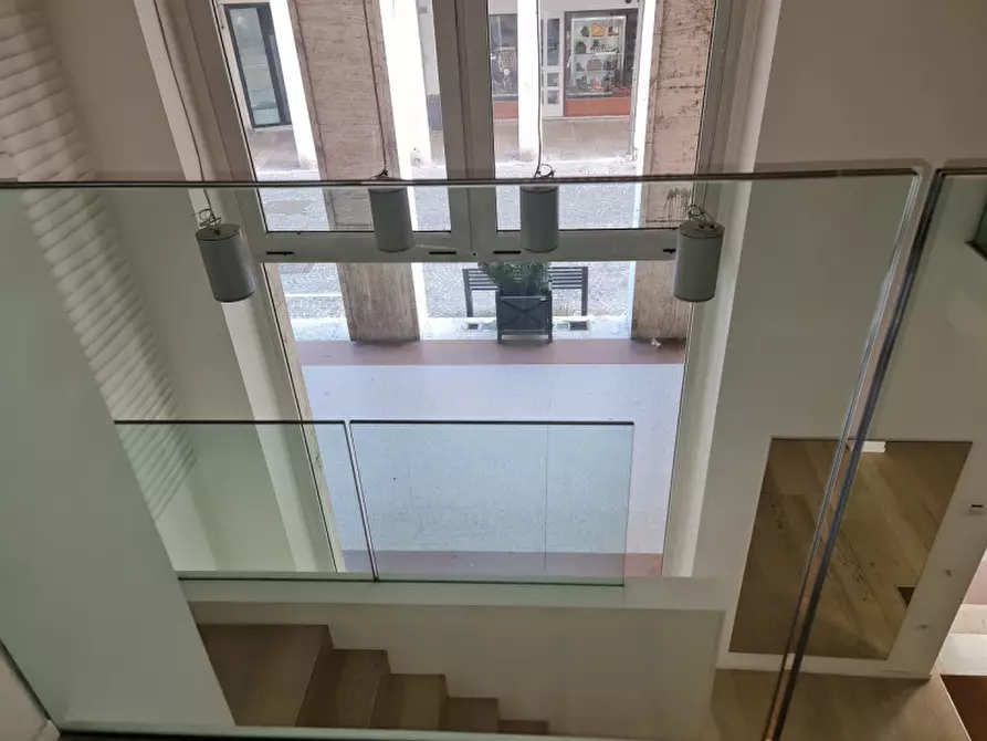 Immagine 6 di Negozio in vendita  a Rovigo