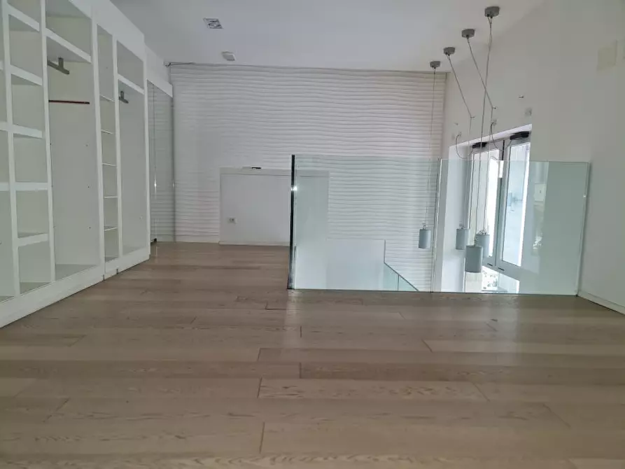 Immagine 7 di Negozio in vendita  a Rovigo