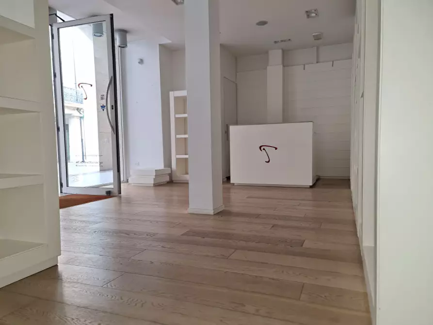 Immagine 8 di Negozio in vendita  a Rovigo