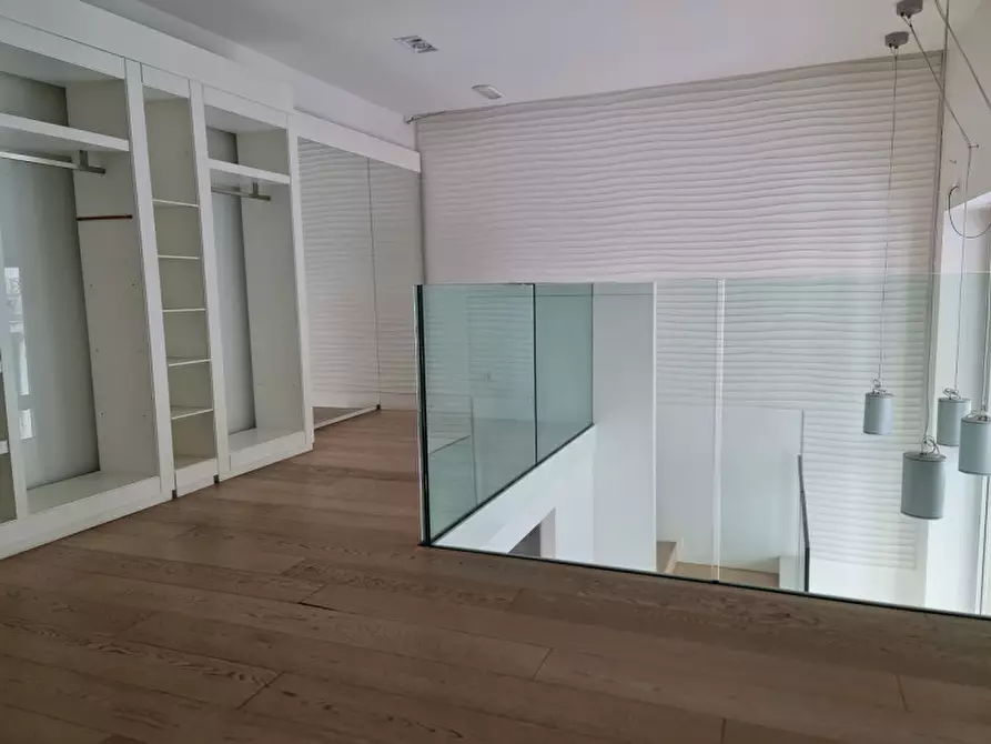 Immagine 9 di Negozio in vendita  a Rovigo