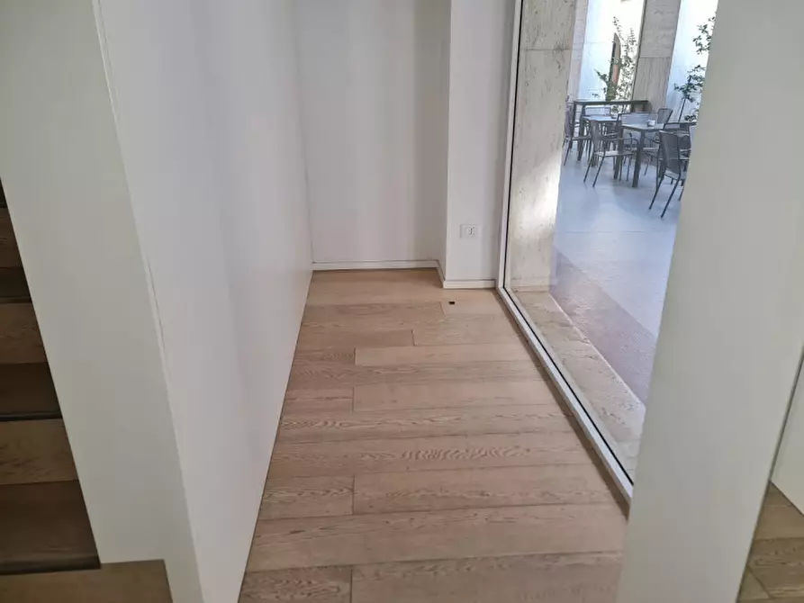 Immagine 11 di Negozio in vendita  a Rovigo