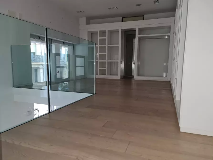 Immagine 13 di Negozio in vendita  a Rovigo