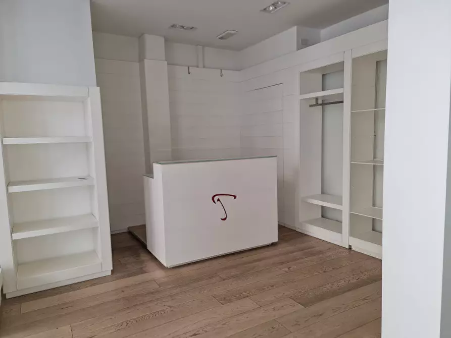 Immagine 14 di Negozio in vendita  a Rovigo