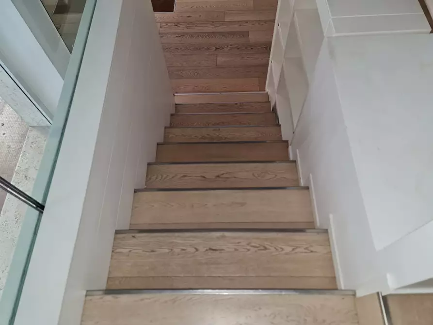 Immagine 17 di Negozio in vendita  a Rovigo