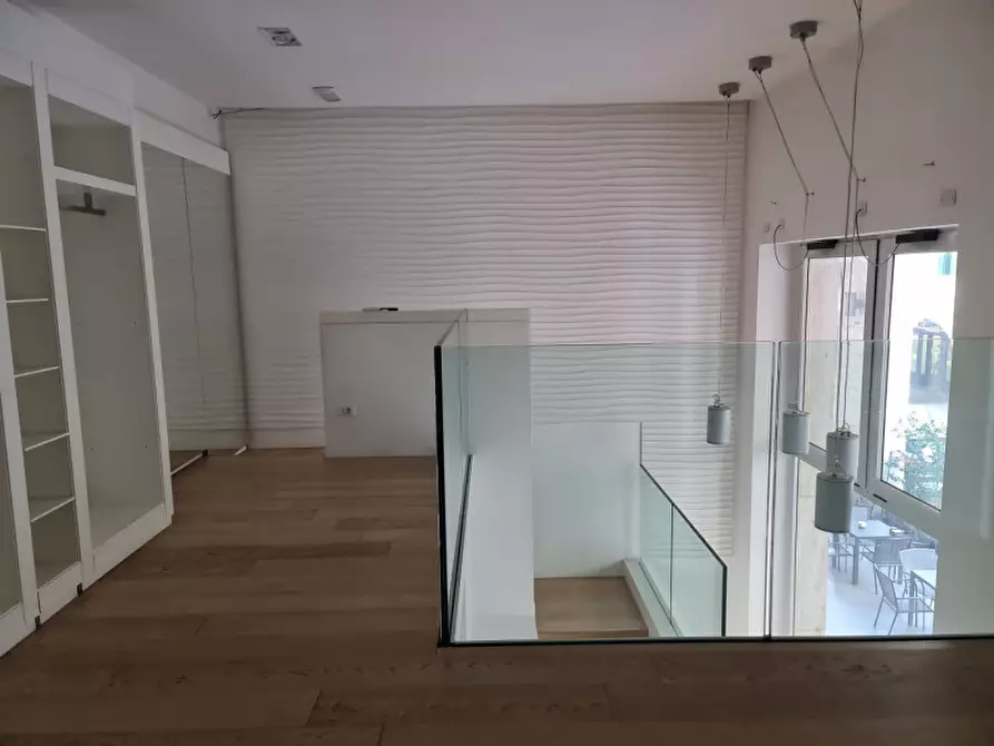 Immagine 18 di Negozio in vendita  a Rovigo