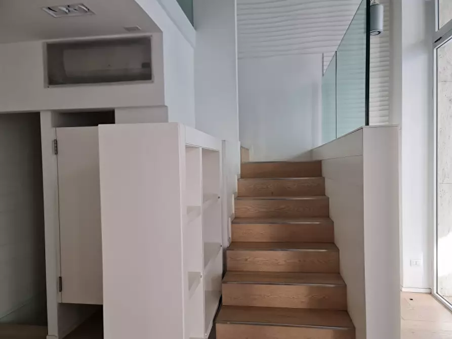 Immagine 19 di Negozio in vendita  a Rovigo