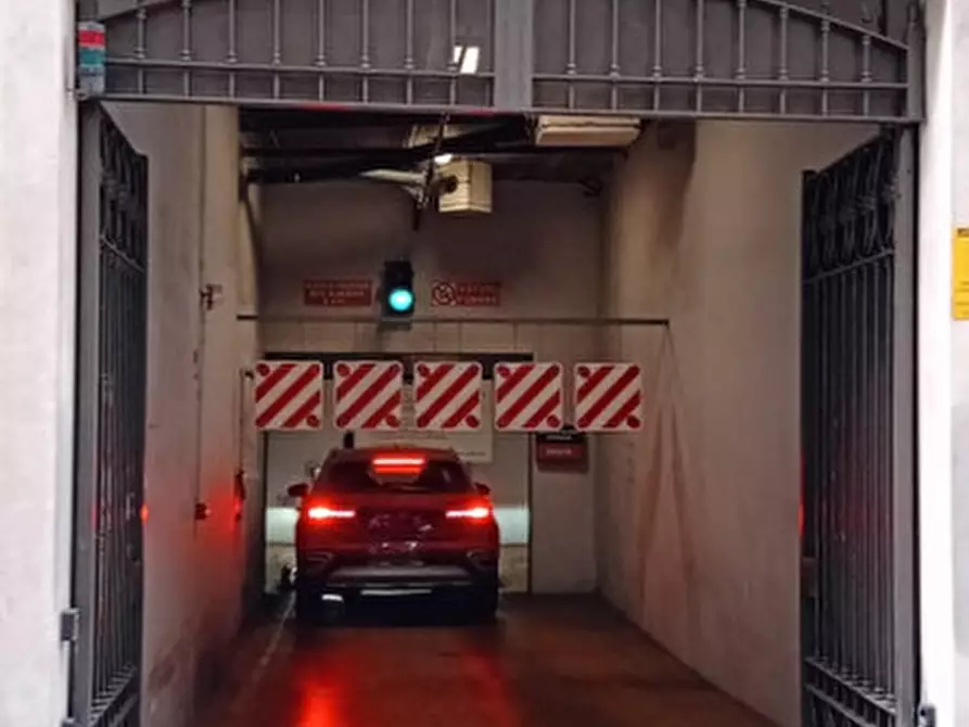 Immagine 6 di Posto auto in vendita  in VIA BELLEZIA 5 a Torino