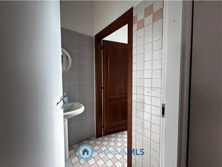 Immagine 10 di Negozio in vendita  in via san marco, 141 a Padova