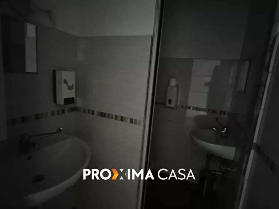 Immagine 11 di Negozio in vendita  in via michele pironti 2 a Salerno