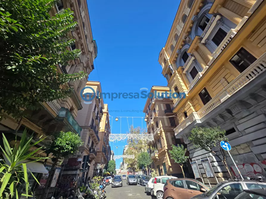 Immagine 1 di Negozio in affitto  in Via Duomo a Napoli