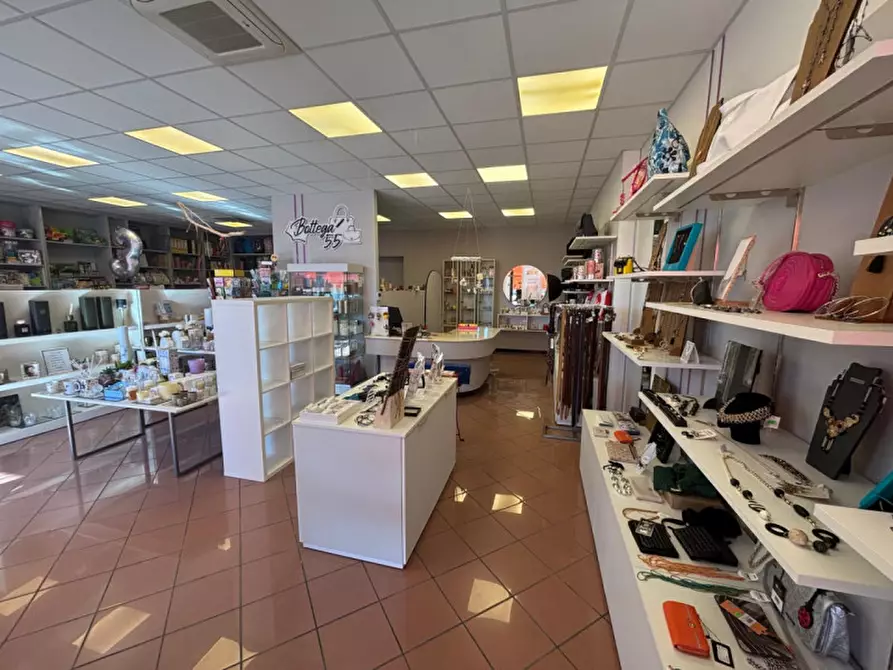 Immagine 1 di Negozio in vendita  in PIAZZA LIBERAZIONE a Vo