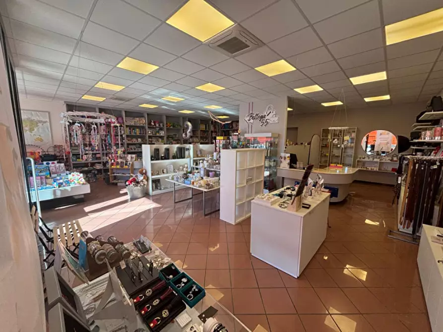 Immagine 2 di Negozio in vendita  in PIAZZA LIBERAZIONE a Vo