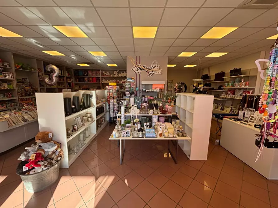 Immagine 3 di Negozio in vendita  in PIAZZA LIBERAZIONE a Vo