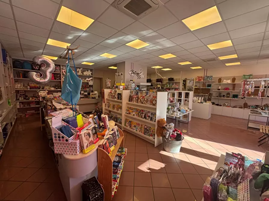 Immagine 5 di Negozio in vendita  in PIAZZA LIBERAZIONE a Vo