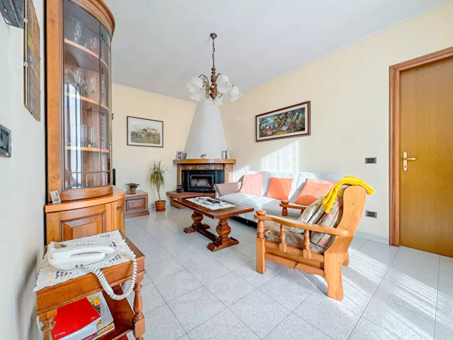 Immagine 3 di Villetta a schiera in vendita  in Via Stefano Niccolini 37 a Oleggio Castello