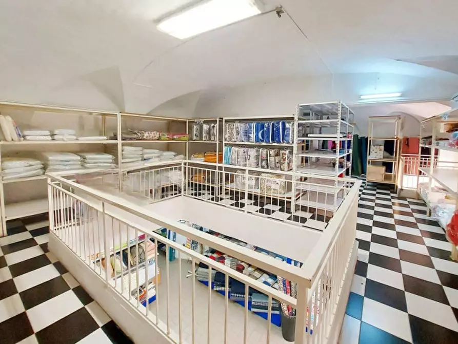 Immagine 4 di Negozio in vendita  in Via Pontida, N. 3-5-7 a Alessandria