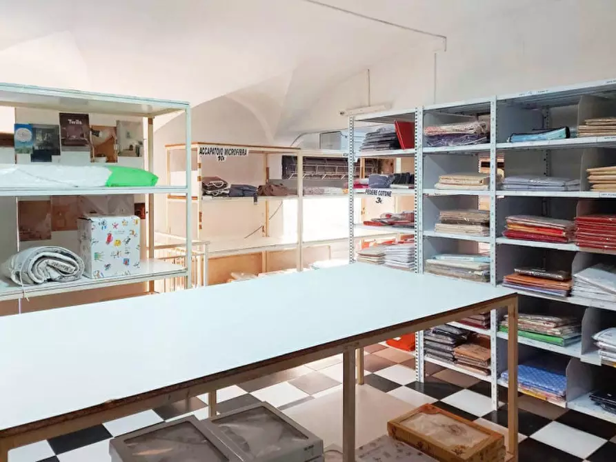 Immagine 9 di Negozio in vendita  in Via Pontida, N. 3-5-7 a Alessandria