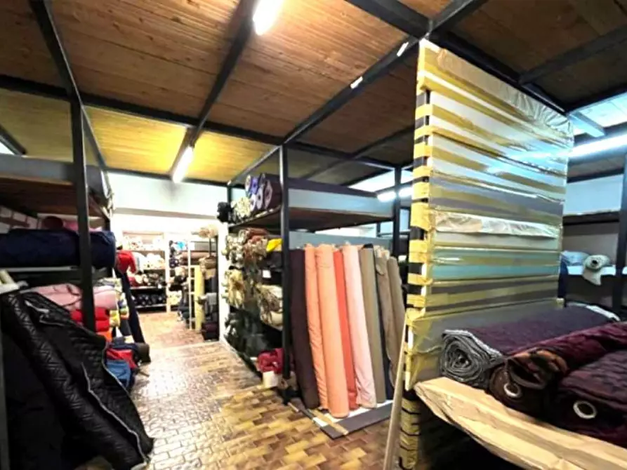 Immagine 10 di Negozio in vendita  in Via Pontida, N. 3-5-7 a Alessandria