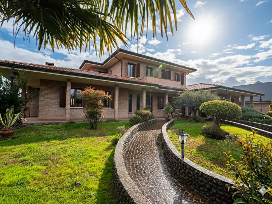 Immagine 1 di Villa in vendita  in Via Sant'Alberto 19 a Badia Polesine