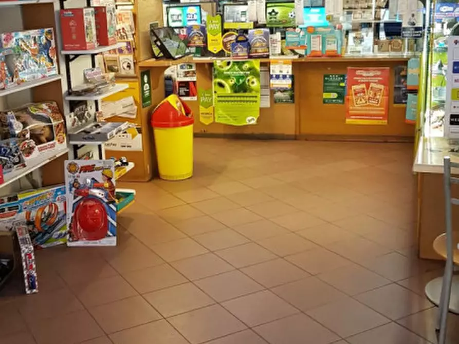 Immagine 2 di Attività commerciale in vendita  in via nizza a Savona