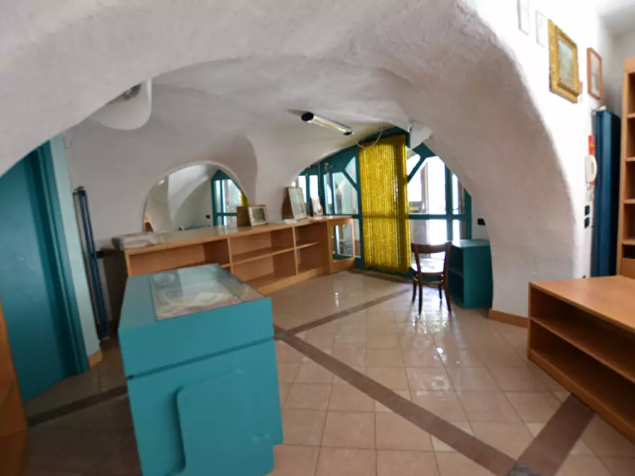 Immagine 1 di Negozio in vendita  a Borgo D'anaunia