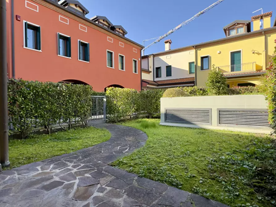 Immagine 2 di Villetta a schiera in vendita  in Via Risorgimento a Selvazzano Dentro