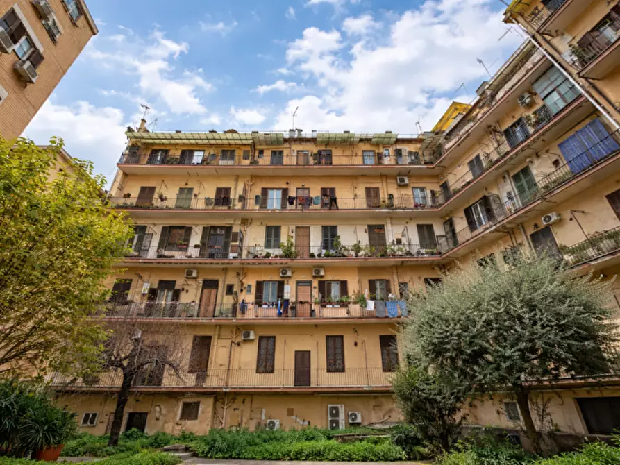 Immagine 13 di Appartamento in vendita  in Via Appia Nuova, 261 a Roma