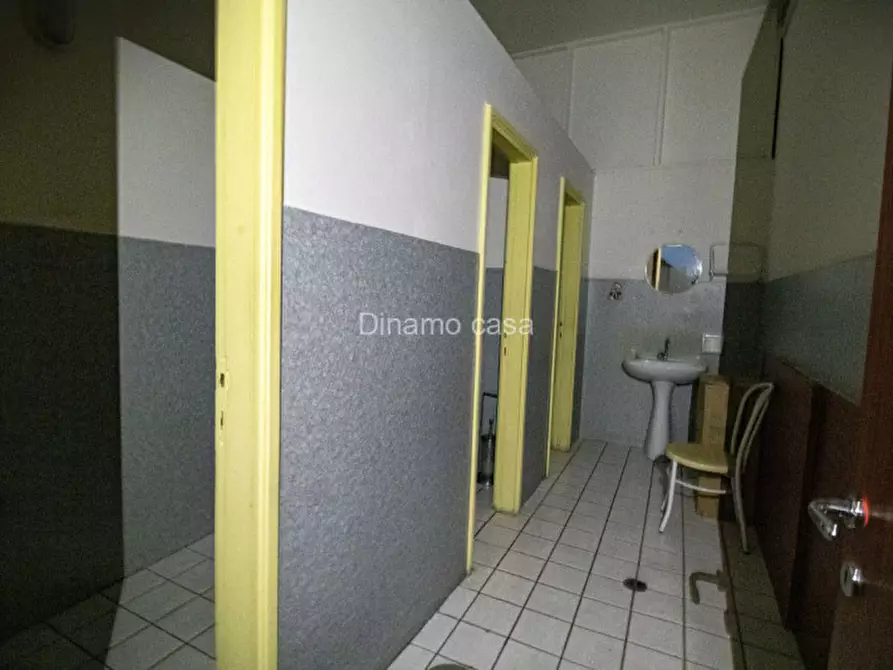 Immagine 10 di Negozio in affitto  a Prato