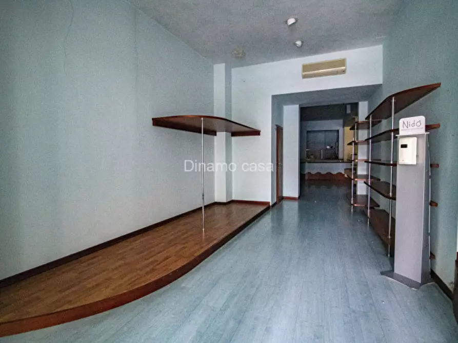 Immagine 11 di Negozio in affitto  a Prato