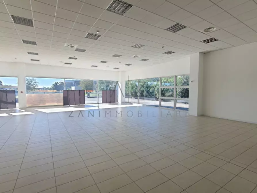 Immagine 1 di Capannone industriale in vendita  in Viale Marco Biagi a Loria