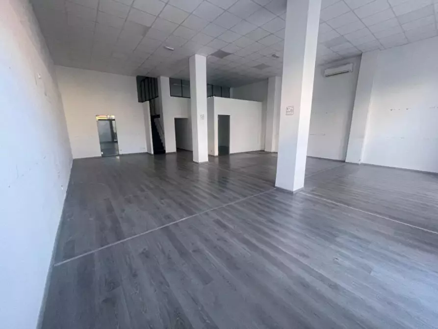 Immagine 4 di Negozio in vendita  in Via Maggini 51 a Ancona