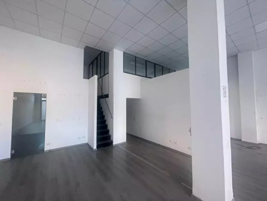 Immagine 5 di Negozio in vendita  in Via Maggini 51 a Ancona