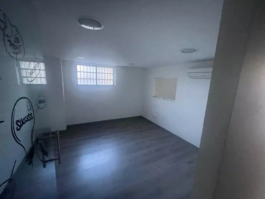 Immagine 7 di Negozio in vendita  in Via Maggini 51 a Ancona