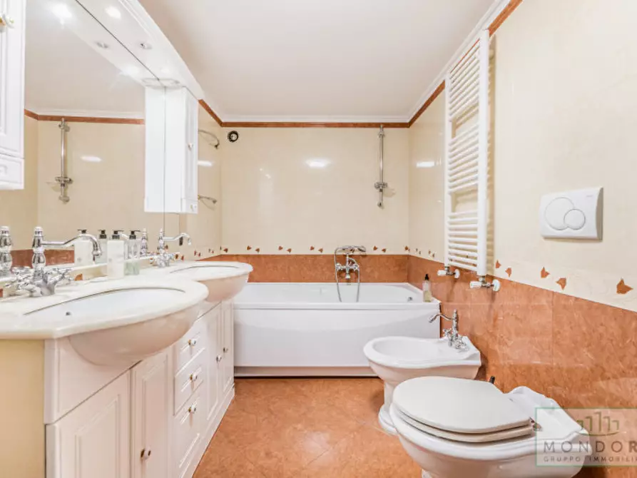 Immagine 10 di Palazzo in vendita  in Via Gabrio Serbelloni a Roma