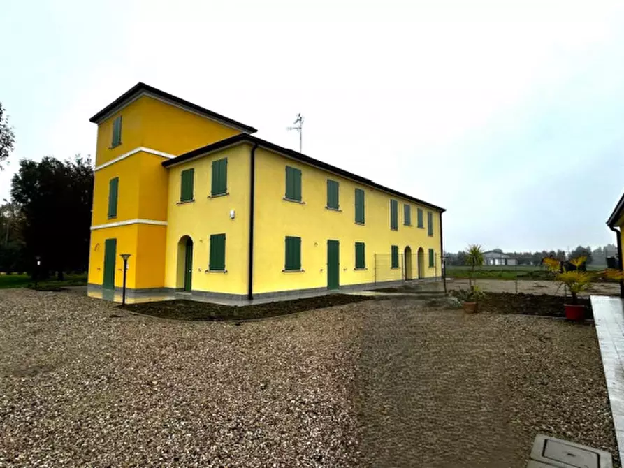 Immagine 1 di Casa trifamiliare in vendita  in Via Guglielmo Marconi a Cavezzo