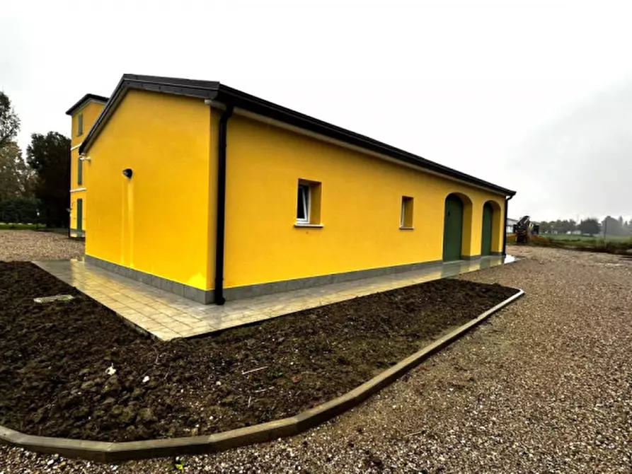 Immagine 2 di Casa trifamiliare in vendita  in Via Guglielmo Marconi a Cavezzo