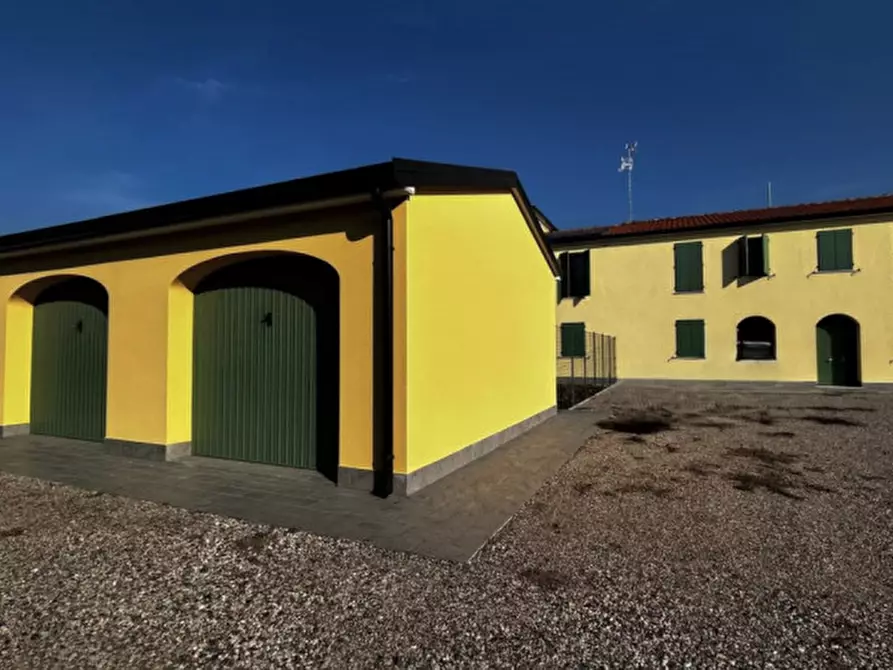 Immagine 3 di Casa trifamiliare in vendita  in Via Guglielmo Marconi a Cavezzo