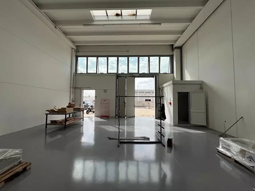Immagine 2 di Capannone industriale in affitto  a Chioggia
