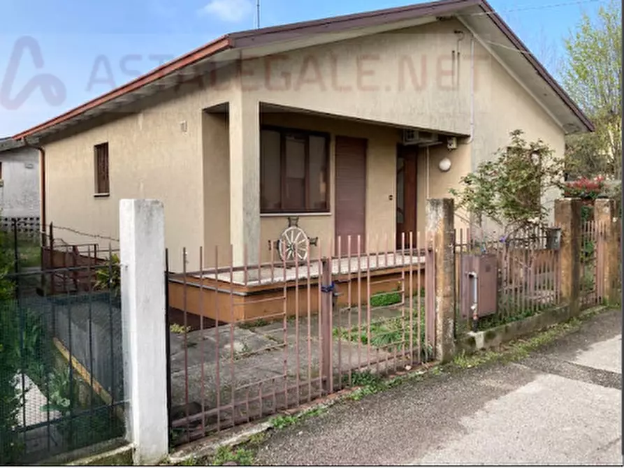Immagine 1 di Casa indipendente in vendita  in Via Col Berretta a Bassano Del Grappa
