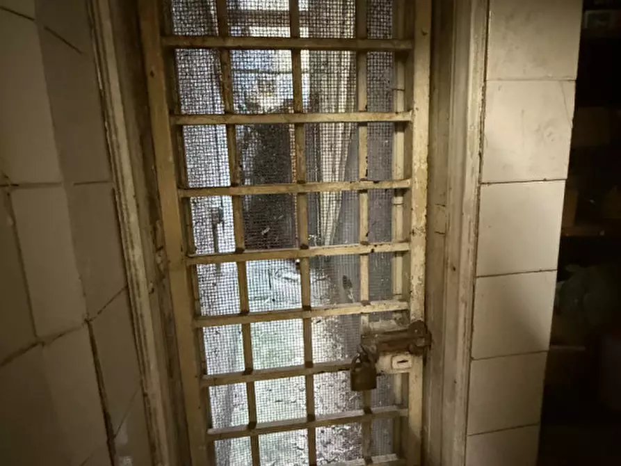 Immagine 8 di Negozio in vendita  in Via degli Artisti a Roma
