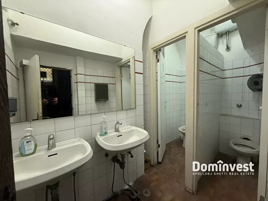 Immagine 11 di Negozio in vendita  in Via degli Artisti a Roma
