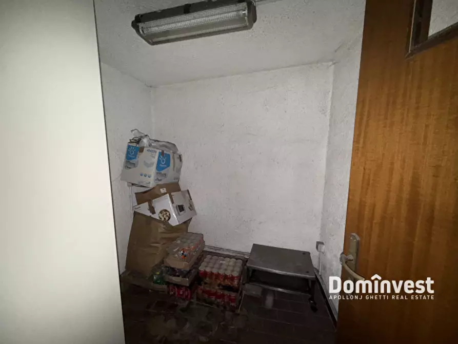 Immagine 18 di Negozio in vendita  in Via degli Artisti a Roma