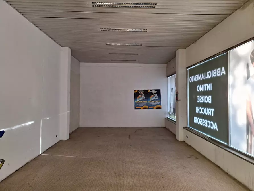 Immagine 1 di Negozio in affitto  a Bologna