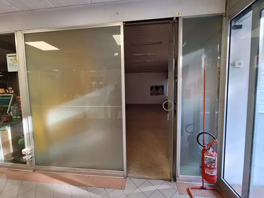 Immagine 2 di Negozio in affitto  a Bologna