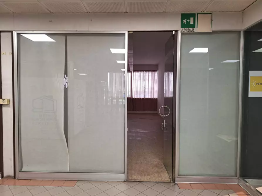 Immagine 1 di Negozio in affitto  a Bologna